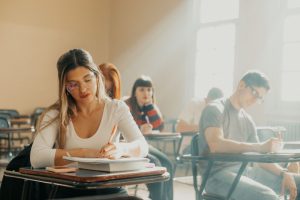 Ai intrat la facultate. Acum vine partea cu taxa. Împrumutul pentru studenți de la CAR Sanitar Deva